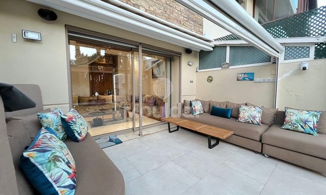 فيلا استثنائية في بوسكورة: مساحات فاخرة وعصرية