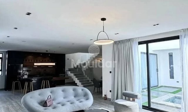 فيلا فسيحة للبيع في الدار البيضاء: 5 غرف استثنائية