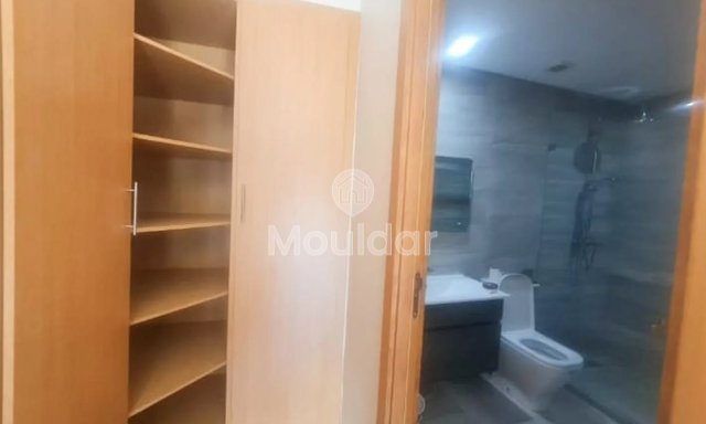 Para alugar: Apartamento encantador de 126 m² localizado no bairro Les Hermitage em Casablanca.

- Área: 126 m²
- 5º andar com elevador
- Sala de estar ampla
- 2 quartos
- 2 casas de banho
- Cozinha equipada
- Terraço
- Garagem

O apartamento beneficia-se da proximidade imediata de lojas, escolas e transportes.

Preço de aluguel: 8300 DH por mês (condomínio incluído). - 4