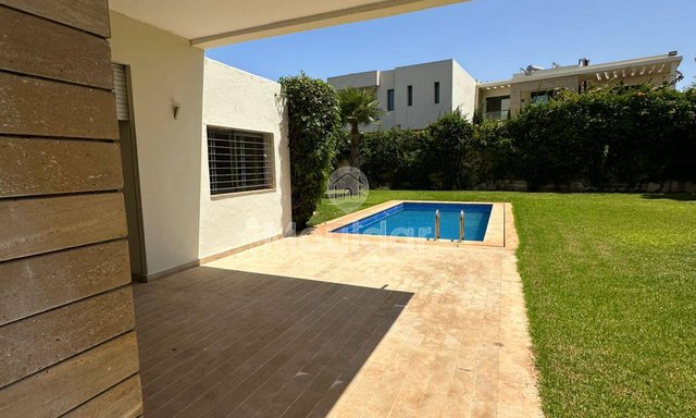 فيلا مدهشة للإيجار في الدار البيضاء - 4 غرف نوم واسعة