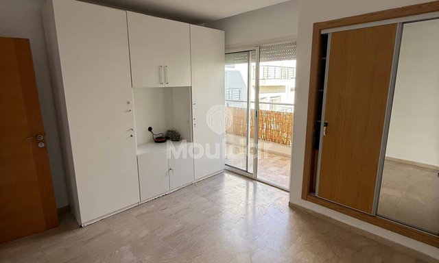 شقة للإيجار في الدار البيضاء - عين دياب، 3 غرف مريحة - 4