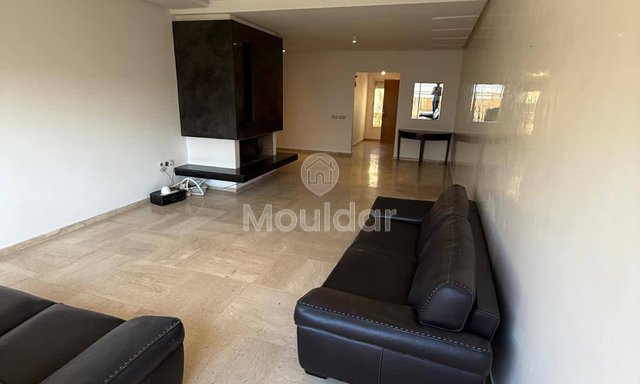 شقة للإيجار في الدار البيضاء - عين دياب، 3 غرف مريحة