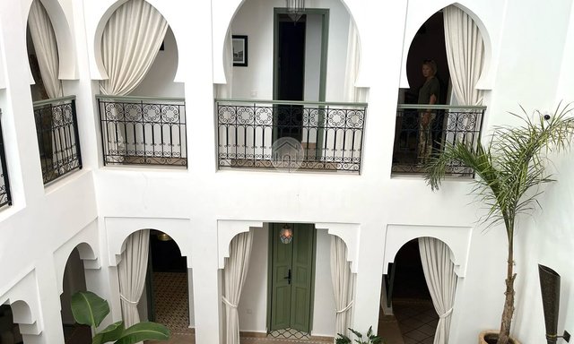 رياض استثنائي للبيع: 7 غرف في قلب مراكش