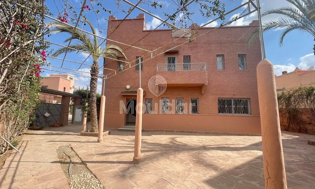 فيلا فاخرة للإيجار في مراكش مع شرفة و5 غرف نوم