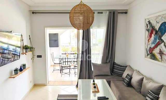 شقة للإيجار في أصيلة: غرفتا نوم مع شرفة ومسبح