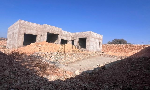 Spacious Semi-Finished Villa: 6 Bedrooms, 1000m² of Charm! — Essaouira, Lahrarta