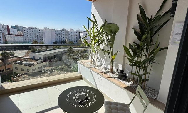 Entdecken Sie dieses hochwertige möblierte Studio in Anfa, in der Nähe des Lycée Lyautey. Eingebettet in eine luxuriöse Residenz im obersten Stockwerk, ist dieses Studio ideal für diejenigen, die Komfort und Eleganz suchen. - 4