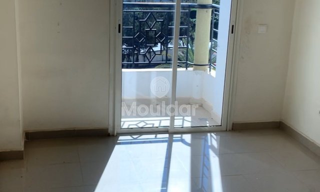 شقة مكونة من غرفتين للإيجار في الرباط مع شرفة حديثة