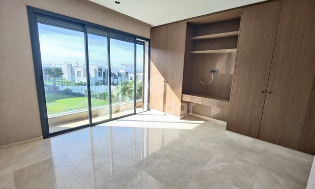 شقة فاخرة في عين دياب: إطلالة على البحر ومسبح