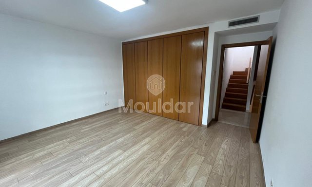 شقة فاخرة للإيجار في الدار البيضاء - 4 غرف نوم، تراس - 2