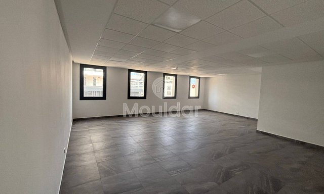 مكتب للإيجار في مدينة الدار البيضاء المالية - 96م²، مواقف سيارات مشمولة