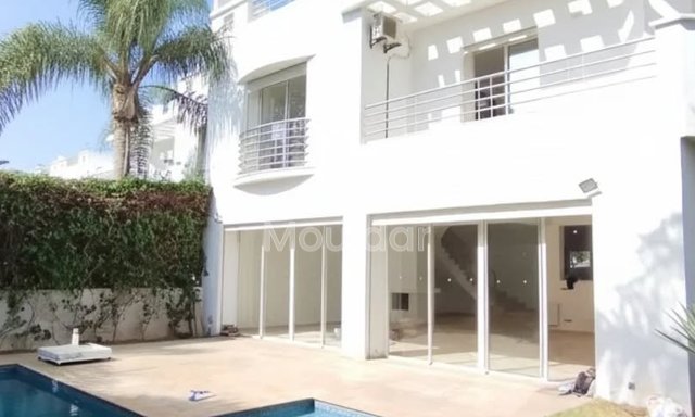 فيلا استثنائية في عين دياب: فخامة وراحة للإيجار