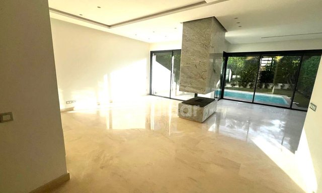 فيلا فاخرة في عين دياب: 4 غرف نوم، مسبح وحديقة - 2