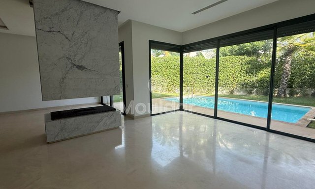 فيلا فاخرة في عين دياب: 4 غرف نوم، مسبح وحديقة