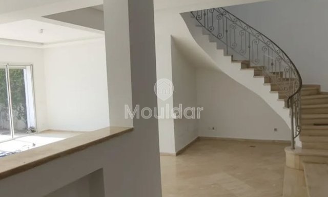 فيلا استثنائية في عين دياب: فخامة وراحة للإيجار - 3