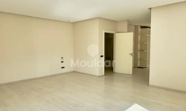 فيلا فاخرة في عين الذئب: 3 غرف نوم، تكييف هواء