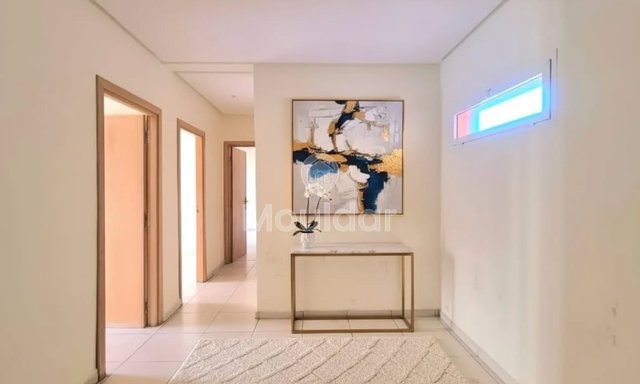 شقة جميلة للإيجار في الدار البيضاء - 3 غرف نوم وشرفة - 2