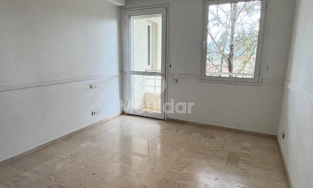 Charming Apartment in Aïn Diab: 3 Bedrooms, Balcony, Secure - 3