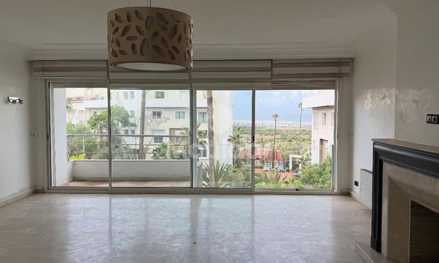 Charming Apartment in Aïn Diab: 3 Bedrooms, Balcony, Secure - 2
