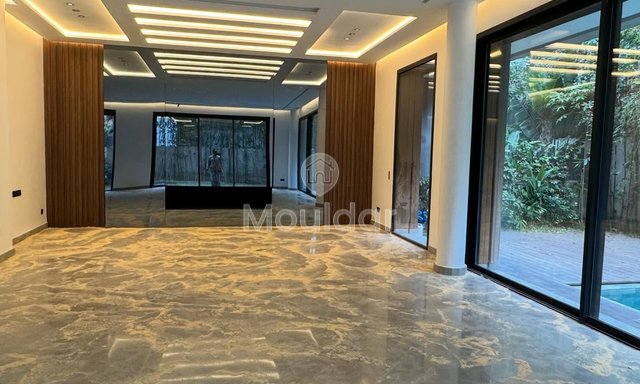 فيلا فاخرة في عين دياب: 3 غرف نوم مع مسبح