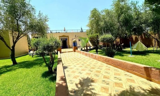 فيلا استثنائية في مراكش: رفاهية، بركة سباحة وراحة