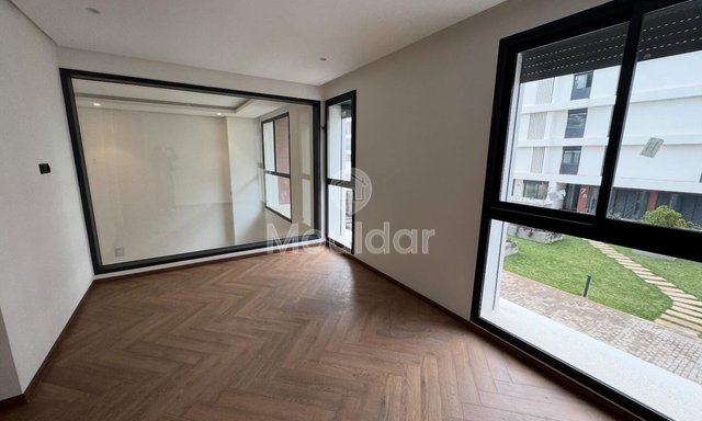 شقة دوبلكس للايجار في الدار البيضاء: شرفة، أمان وراحة