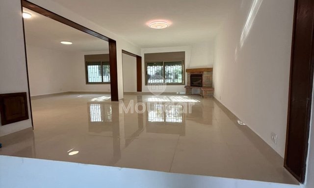 بيت للإيجار: ملكية أنيقة في الدار البيضاء مع حديقة ومرآب