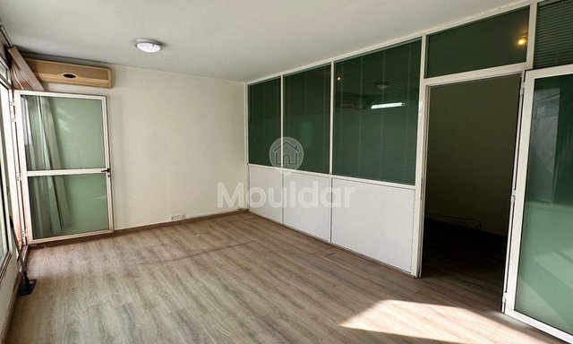 مكتب للإيجار في الدار البيضاء: مساحة 63م² مع شرفة