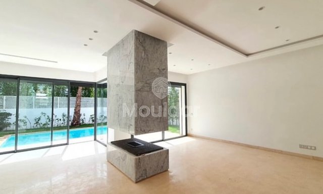 فيلا فاخرة للإيجار في عين دياب - مثالية لكم