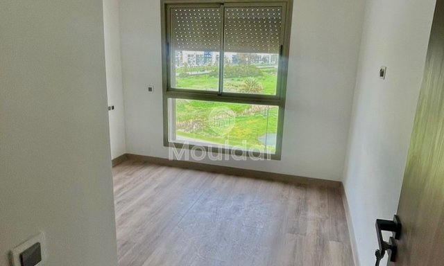 شقة للإيجار في طنجة: راحة حديثة وأمان