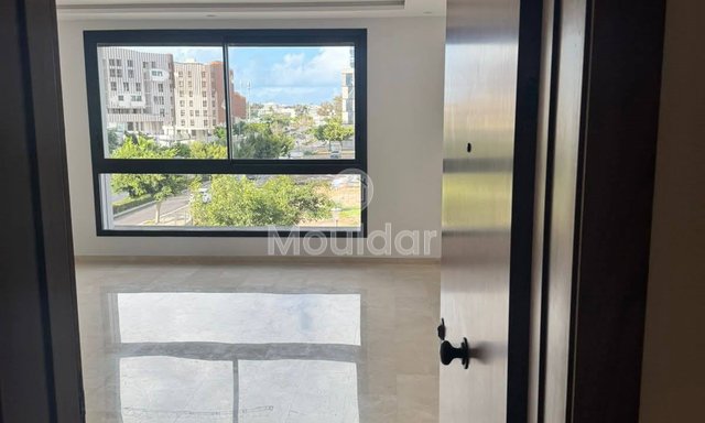 استوديو حديث للإيجار في كازابلانكا سيتي المالية مع تراس