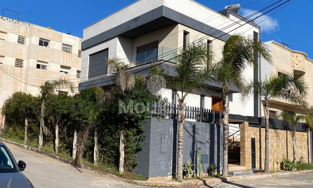 فيلا للبيع في سلا: أناقة وشرفة واسعة