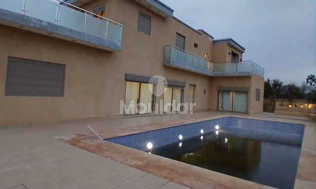 فيلا فاخرة للبيع في مراكش مع حمام سباحة وحديقة