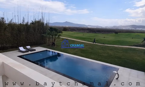 Vila de Luxo em Marina Smir: 5 quartos, espaço deslumbrante