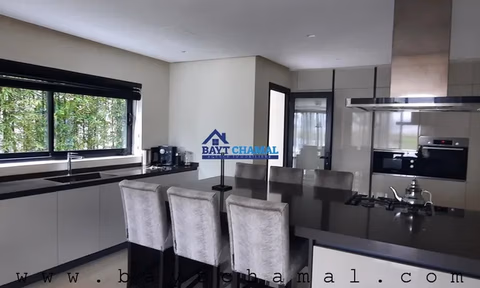 Vila de Luxo na Marina Smir: 5 quartos à venda!