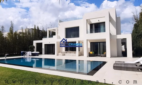 Vila de Luxo na Marina Smir: 5 quartos à venda!