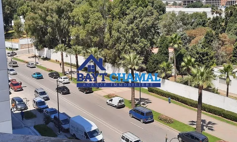 شقة فسيحة للإيجار في طنجة - 3 غرف مريحة