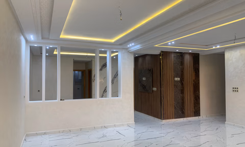 شقة جديدة للبيع مع شرفة