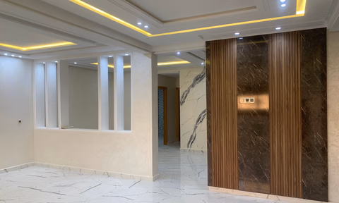 شقة جديدة للبيع مع شرفة