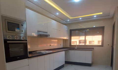 شقة جديدة للبيع مع شرفة