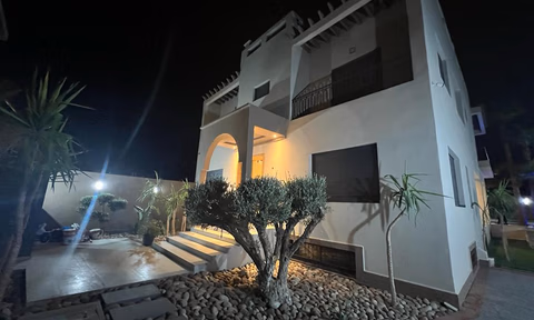 فيلا للبيع مع مسبح