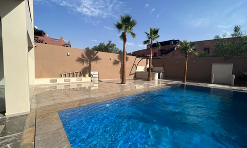 فيلا للبيع مع مسبح