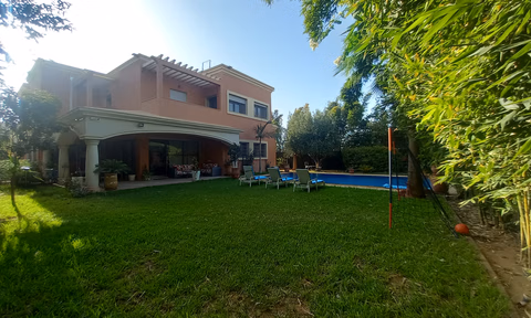 فيلا للبيع مع مسبح