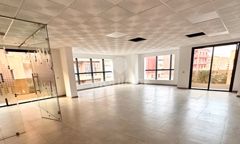 مكتب للإيجار مع شرفة