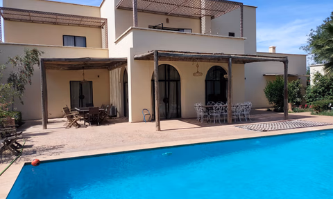 Vila à venda com piscina