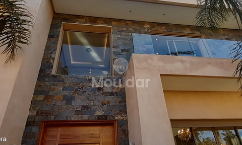 Villa à louer avec piscine et trois étages