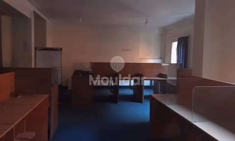 مكتب للإيجار في الطابق الأول