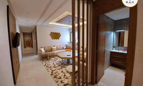 شقة للإيجار مع شرفة في الطابق الثالث