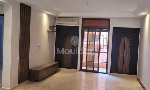 شقة للبيع مع تراس في الطابق الأول