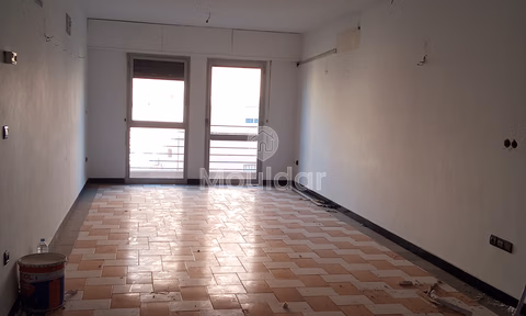 مكتب للإيجار مع تراس في الطابق الثالث